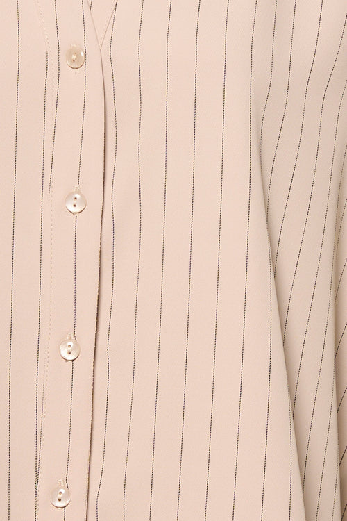 Chemise beige à rayures fines par AMELIE ET AMELIE, avec une rangée de boutons nacrés.