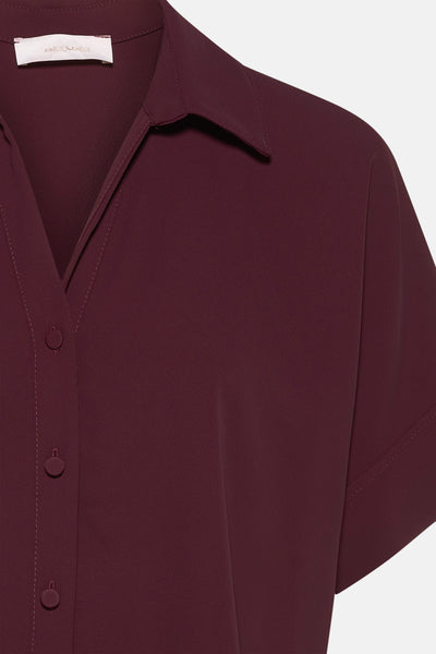Chemise bordeaux à manches courtes de AMELIE ET AMELIE avec col classique et boutons visibles.