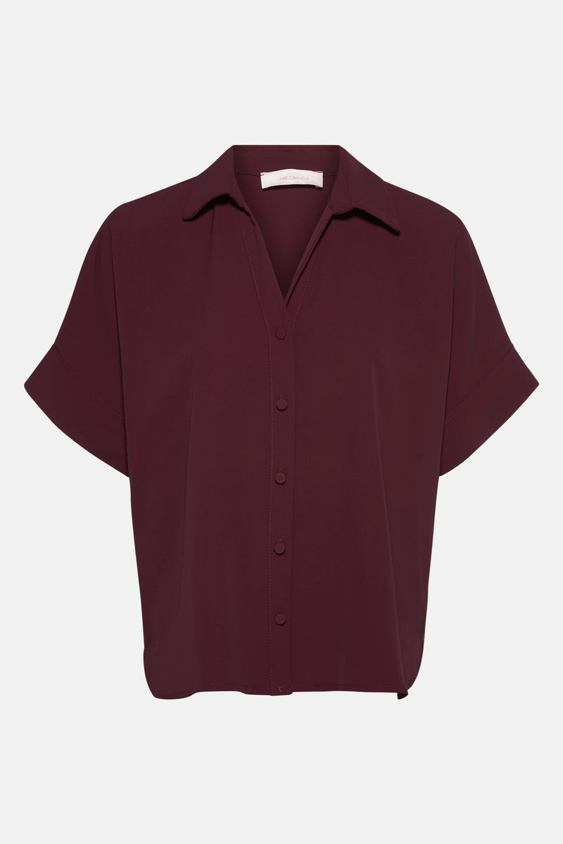 Chemise bordeaux à manches courtes par AMELIE ET AMELIE, avec col classique et fermeture boutonnée.