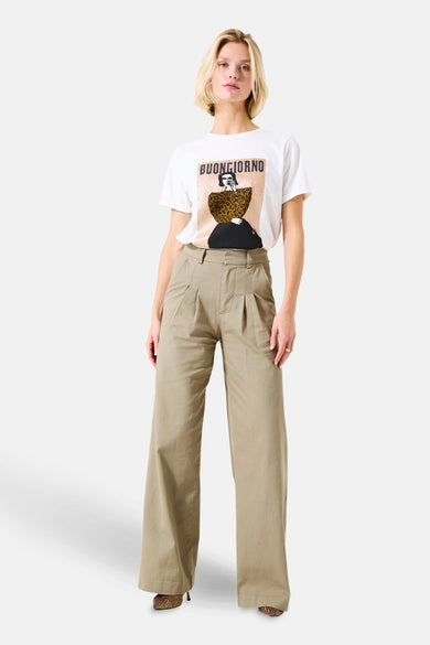 Witte T-shirt met korte mouwen van GARCIA, grafische print op de voorkant en gedragen met een wijde kaki broek.