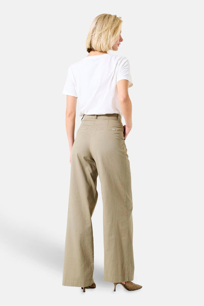 Wit T-shirt met korte mouwen van GARCIA, gedragen met een beige broek met hoge taille.