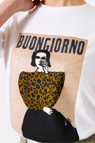T-shirt blanc à manches courtes de GARCIA, avec un imprimé graphique d'une femme en léopard.
