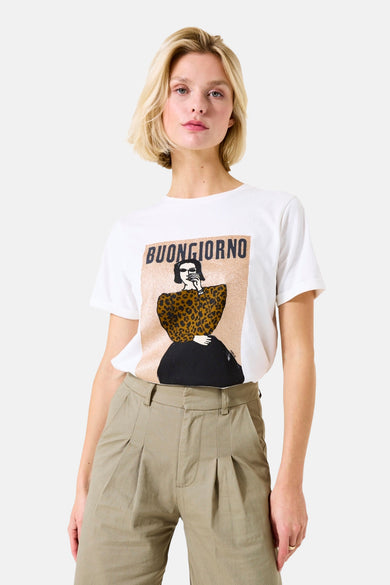 Wit T-shirt met korte mouwen van GARCIA, met grafische print en gedragen met een kaki broek.