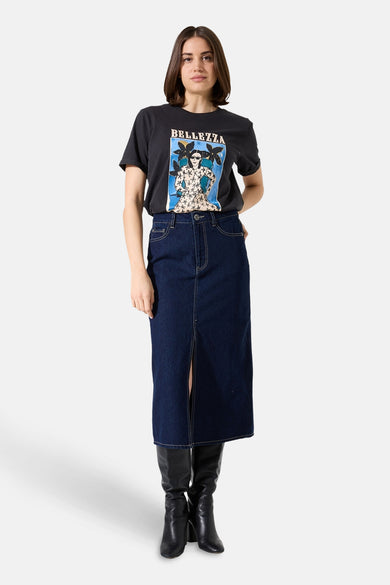 Zwart T-shirt met korte mouwen van GARCIA, gedragen met een lange spijkerrok met split en leren laarzen.