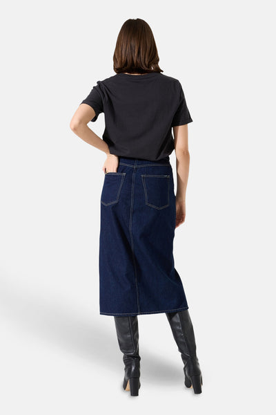 Zwart T-shirt met korte mouwen van GARCIA, gedragen met een donkerblauwe spijkerrok en zwarte laarzen met hak.