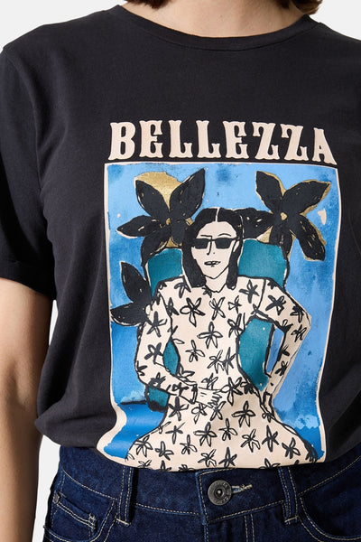 T-shirt noir à manches courtes de GARCIA, avec imprimé graphique « Bellezza » et jean visible.
