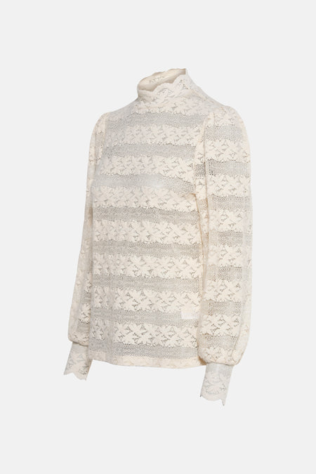 Ecru blouse met lange mouwen van GARCIA, in bloemenkant met opstaande kraag en pofmouwen.
