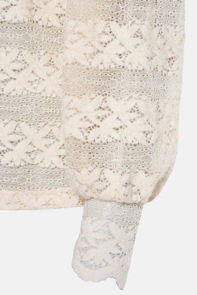 Ecru blouse met lange mouwen van GARCIA, van doorschijnend bloemenkant, met aansluitende manchetten.