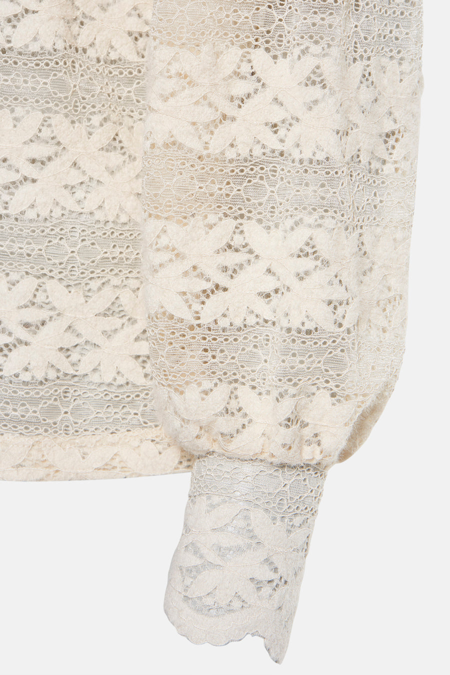 Ecru blouse met lange mouwen van GARCIA, van doorschijnend bloemenkant, met aansluitende manchetten.