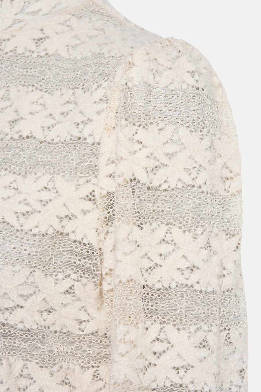 Blouse à manches longues écru de GARCIA, avec motif en dentelle florale et manches bouffantes.