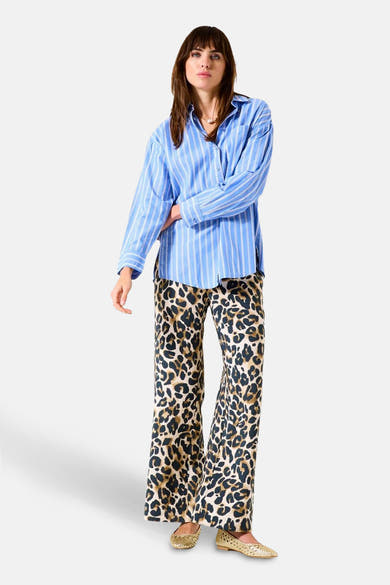 Blauwe gestreepte blouse met lange mouwen van GARCIA, gedragen met een broek met luipaardprint en gouden platte schoenen.