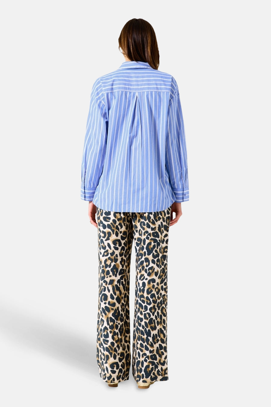 Blauwe gestreepte blouse met lange mouwen van GARCIA, met plooien aan de achterkant, gedragen met een luipaardprint broek.