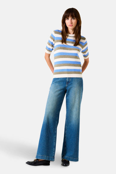 Multikleuren rondehals trui van GARCIA, met blauwe, witte en bruine horizontale strepen, gedragen met een wijde jeans.