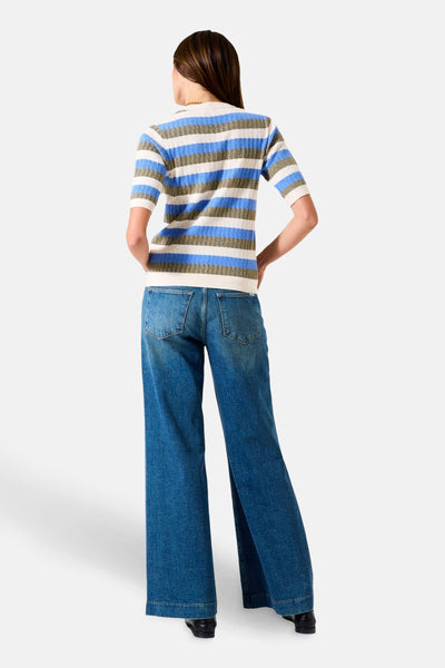 Multikleuren rondehals trui van GARCIA, blauwe, beige en groene horizontale strepen, gedragen met een high-waisted jeans.
