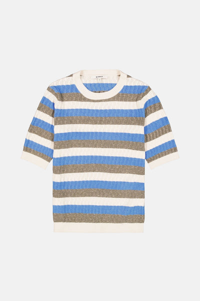 Pull à col rond multicolore par GARCIA, à rayures horizontales blanches, bleues et grises.