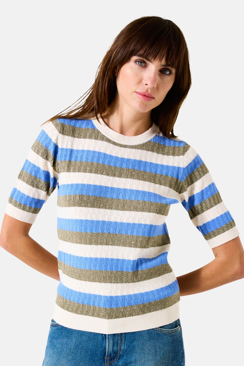 Multikleuren rondehals trui van GARCIA, met een horizontaal gestreept patroon en korte mouwen, gedragen met een blauwe jeans.