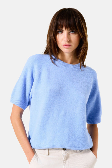 Ronde hals trui blauw van GARCIA, korte mouwen en zachte textuur, gedragen met een beige broek.