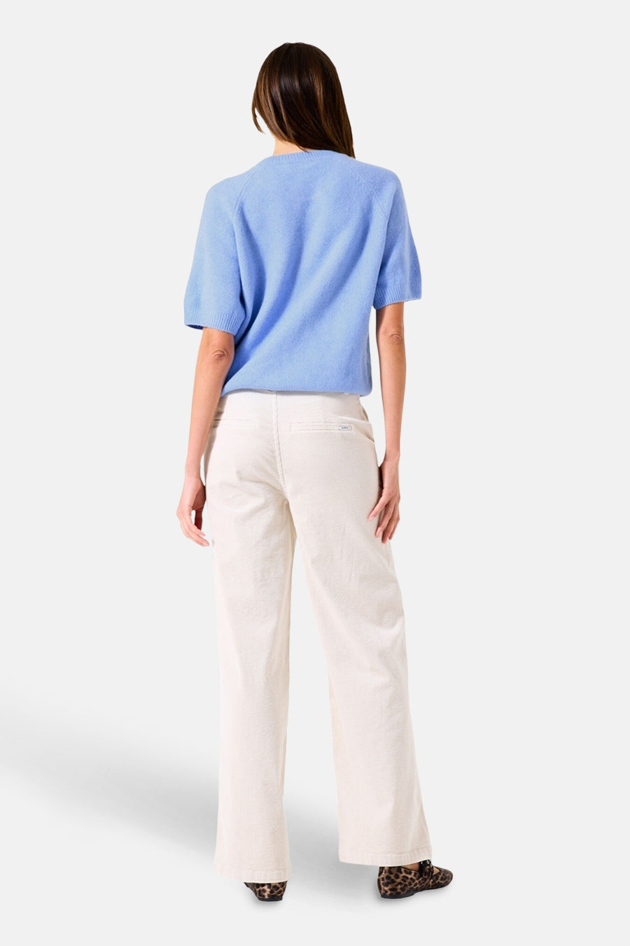 Ronde hals trui blauw van GARCIA, gedragen met een lichte broek en schoenen met luipaardprint, achterzicht.