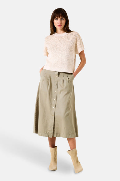 Beige ronde hals trui van GARCIA, met een gebreide textuur gedragen met een midi rok met knopen en suède enkellaarsjes.