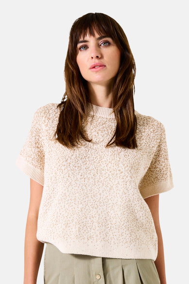 Beige ronde hals trui van GARCIA met een unieke gebreide textuur en stijlvolle details.