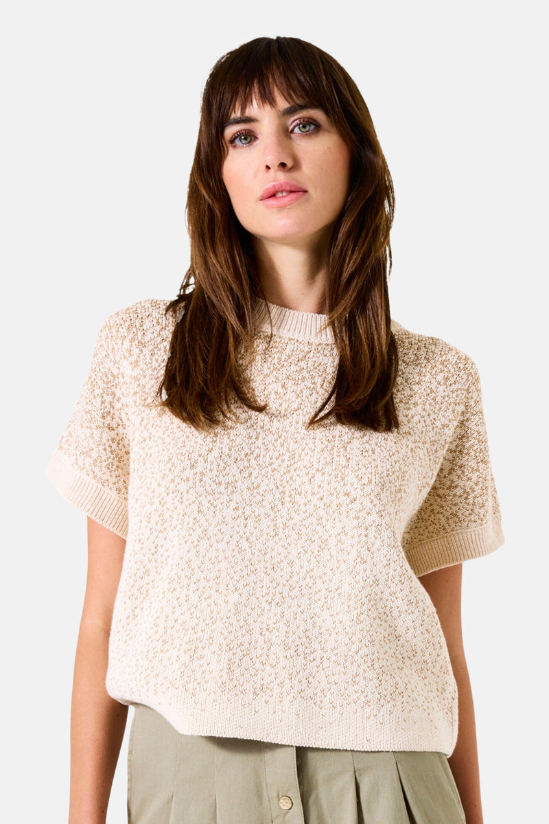 Beige ronde hals trui van GARCIA met een unieke gebreide textuur en stijlvolle details.