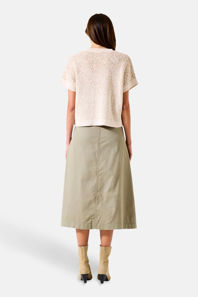 Beige ronde hals trui van GARCIA, met gebreide textuur, gedragen met een kaki rok en beige enkellaarsjes.