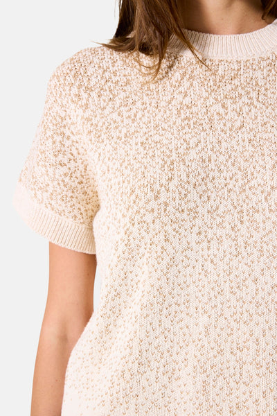 Pull à col rond beige de GARCIA, motif texturé chiné, manches courtes et finitions côtelées.