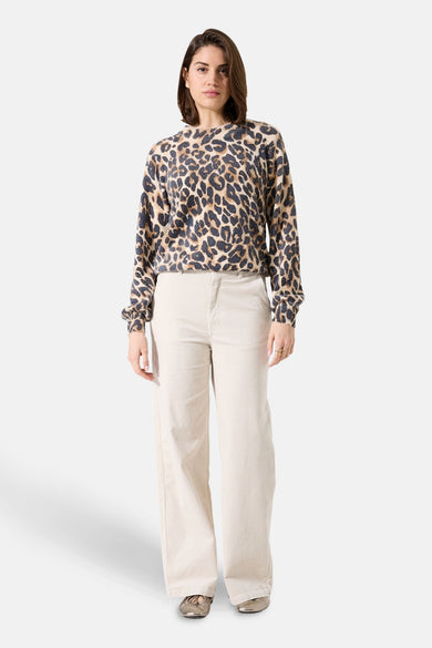 Multikleuren rondehals trui van GARCIA, met een luipaardprint aan de bovenkant en een beige corduroy broek.