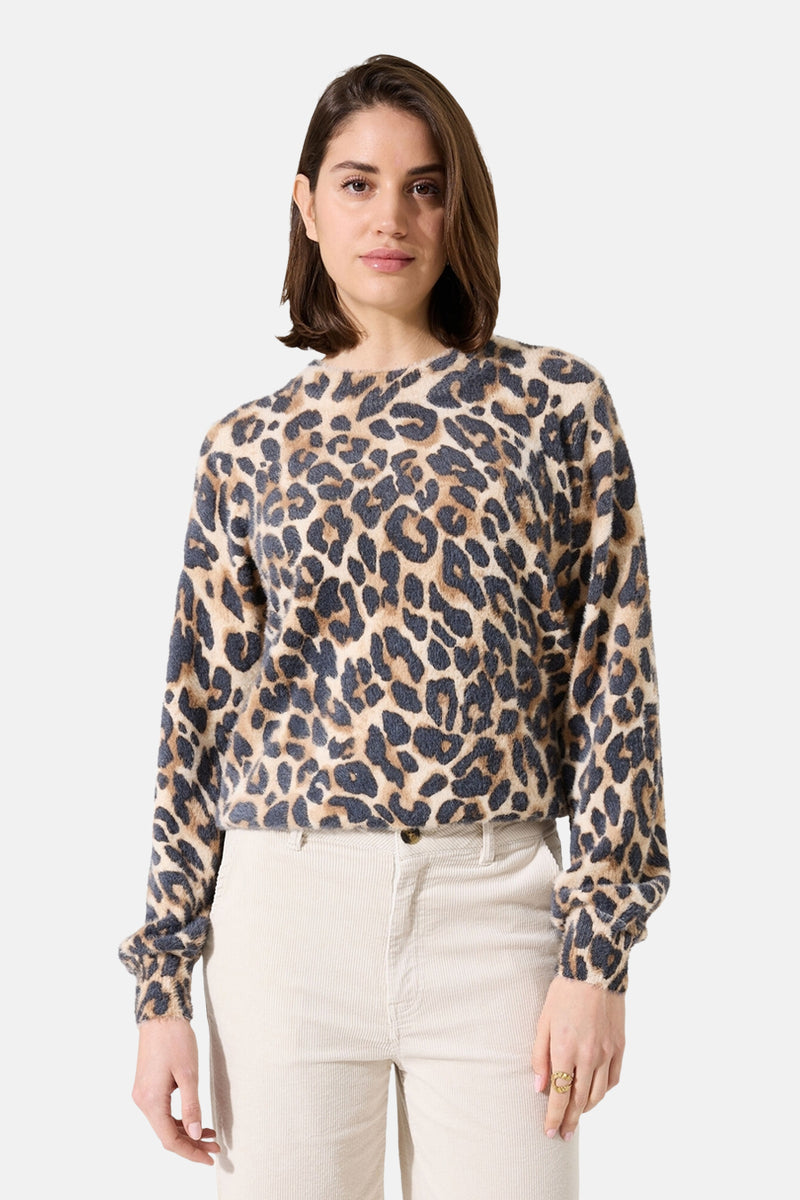 Multikleuren rondehals trui van GARCIA, met een all-over luipaardprint en gedragen met een beige corduroy broek.