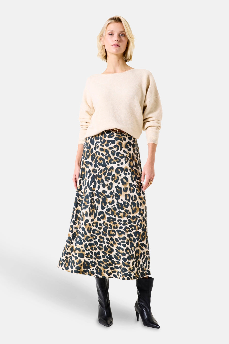 Ecru ronde hals trui van GARCIA, gedragen met een lange rok met luipaardprint en zwarte enkellaarsjes.