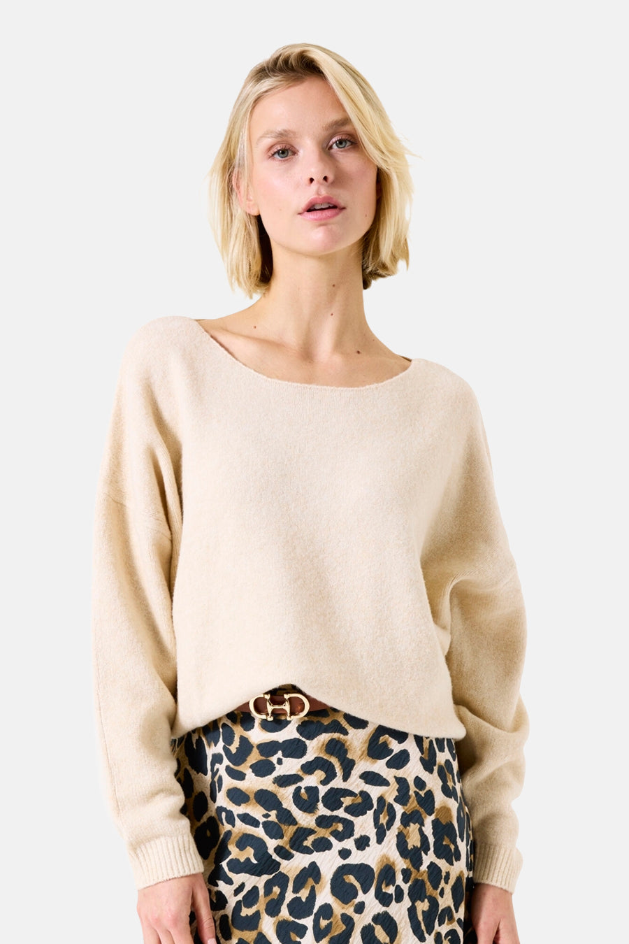 Ecru ronde hals trui van Garcia, gedragen met een luipaardprint rok en een bruine riem.