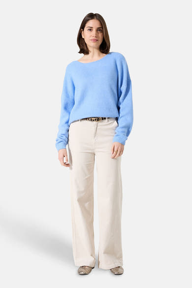 Blauwe trui met ronde hals van GARCIA, gedragen met een wijde corduroy broek en een luipaardprint riem.