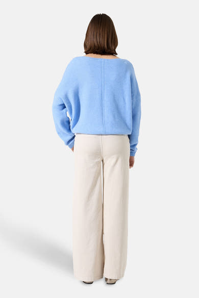 Ronde hals trui van GARCIA in het blauw, van zachte stof, gedragen met een corduroy broek.
