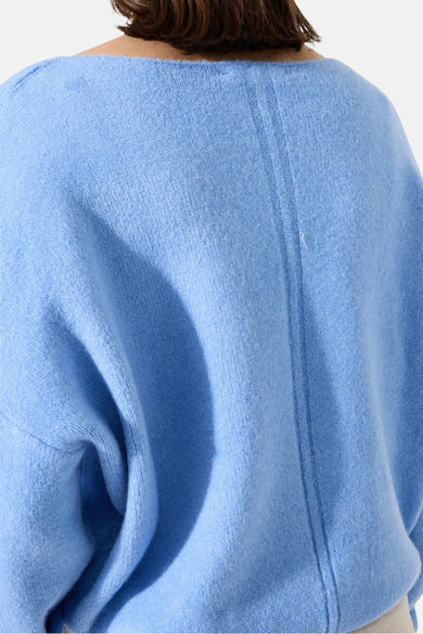 Blauwe trui met ronde hals van GARCIA, zachte textuur en verticale naaddetails op de rug.