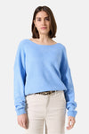 Blauwe trui met ronde hals van GARCIA, gedragen met een corduroy broek en een luipaardprint riem.