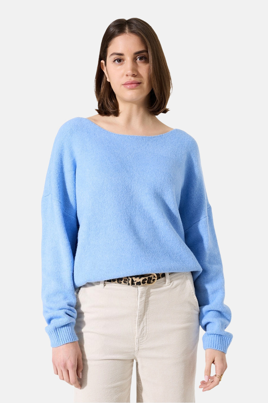 Blauwe trui met ronde hals van GARCIA, gedragen met een corduroy broek en een luipaardprint riem.
