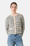 Multikleurige cardigan van GARCIA, met een tweedtextuur en gouden knopen, gedragen met een lichtblauwe jeans.