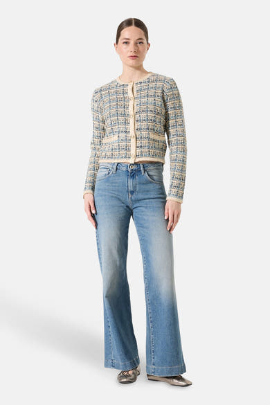 Multikleurige cardigan van GARCIA, met een textuurpatroon, gedragen over een uitlopende jeans.