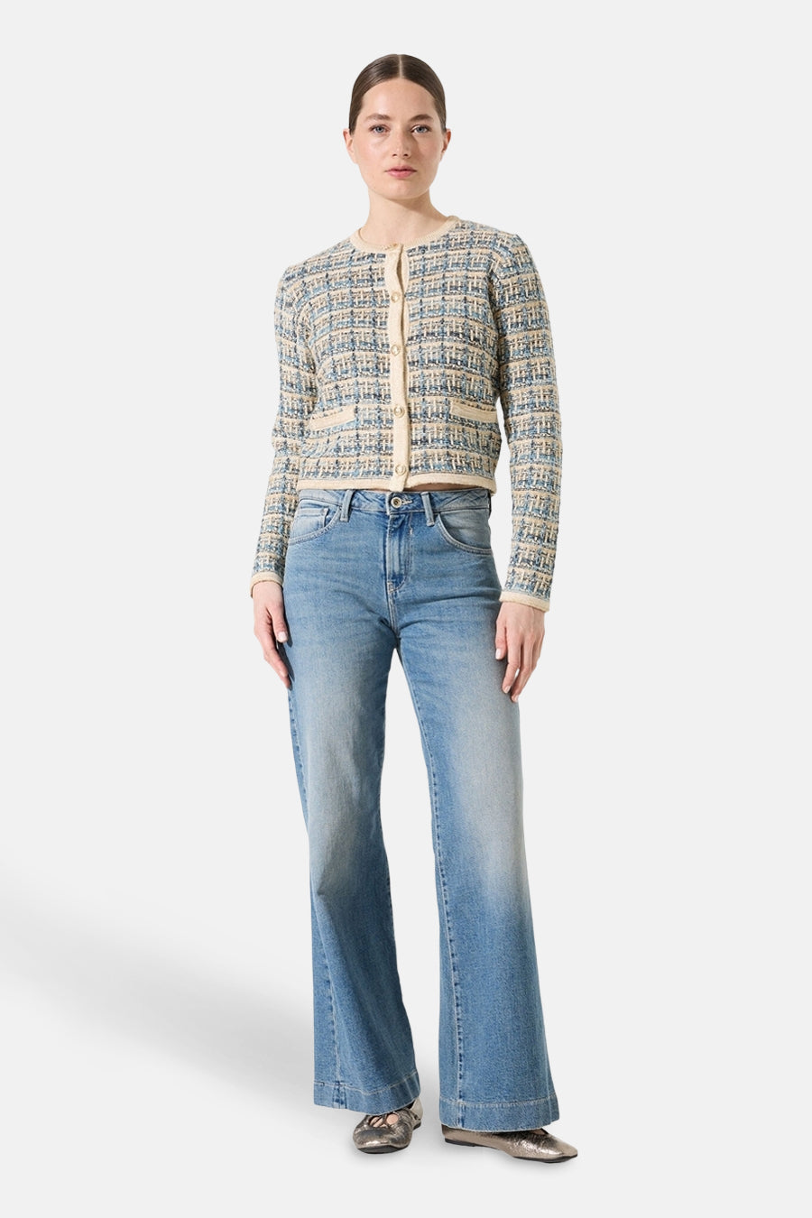 Multikleurige cardigan van GARCIA, met een textuurpatroon, gedragen over een uitlopende jeans.