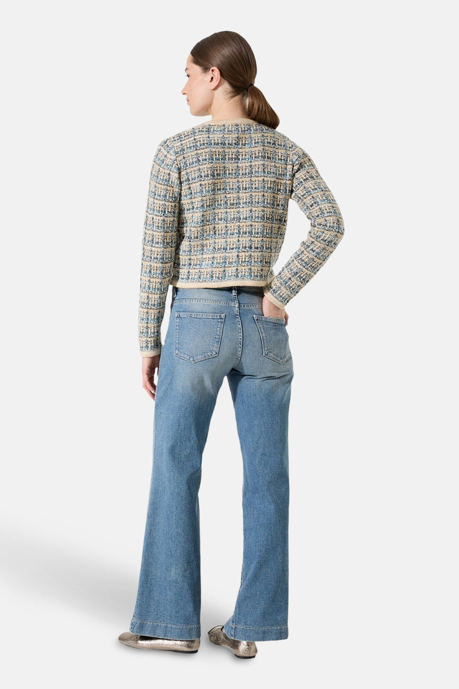 Multikleurige cardigan van GARCIA, textuurpatroon, gedragen met een blauwe jeans en zilveren ballerina's, achtergezicht.