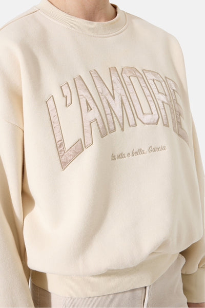 Sweat écru by GARCIA avec l'inscription "L'AMORE" en relief.