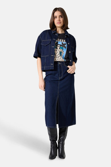 Korte mouwen denim overhemd in donkerblauw van GARCIA, gedragen met een spijkerrok en zwarte laarzen.