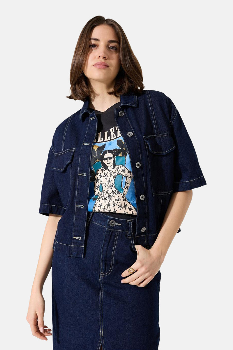 Korte mouwen overhemd van donkerblauw denim van GARCIA, met witte contraststiksels.