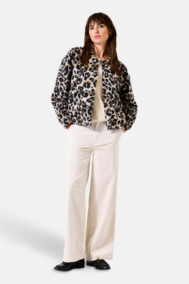 Korte meerkleurige jas van GARCIA met luipaardprint en beige broek met hoge taille.