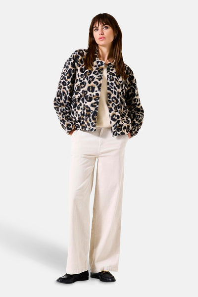 Korte meerkleurige jas van GARCIA met luipaardprint en beige broek met hoge taille.