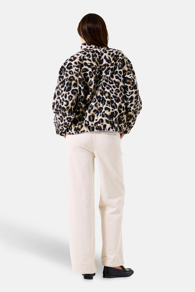 Korte meerkleurige bedrukte jas van GARCIA, met een luipaardprint en gedragen met een lichte broek.