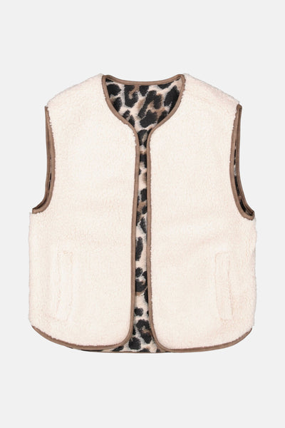 Veste sans manches en fausse fourrure crème de GARCIA avec doublure à motif léopard et finitions marron.
