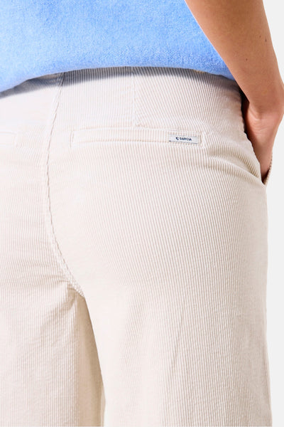 Pantalon écru en velours côtelé de GARCIA, avec poche arrière passepoilée et texture côtelée visible.