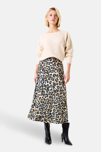 GARCIA 3/4 meerkleurige rok met luipaardprint, gedragen met een beige trui en zwarte laarzen.