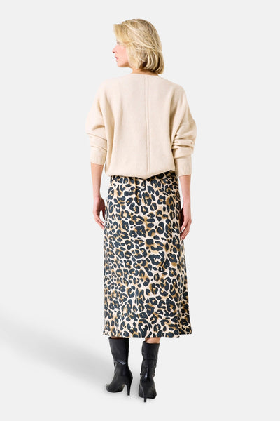3/4 meerkleurige rok van GARCIA, luipaardprint, gedragen met een beige trui en zwarte laarzen.